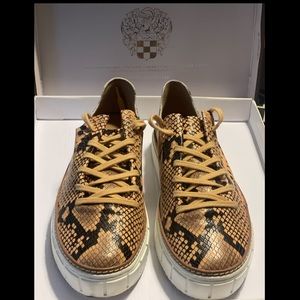 Womens Vince Camuto sneakers sz -10